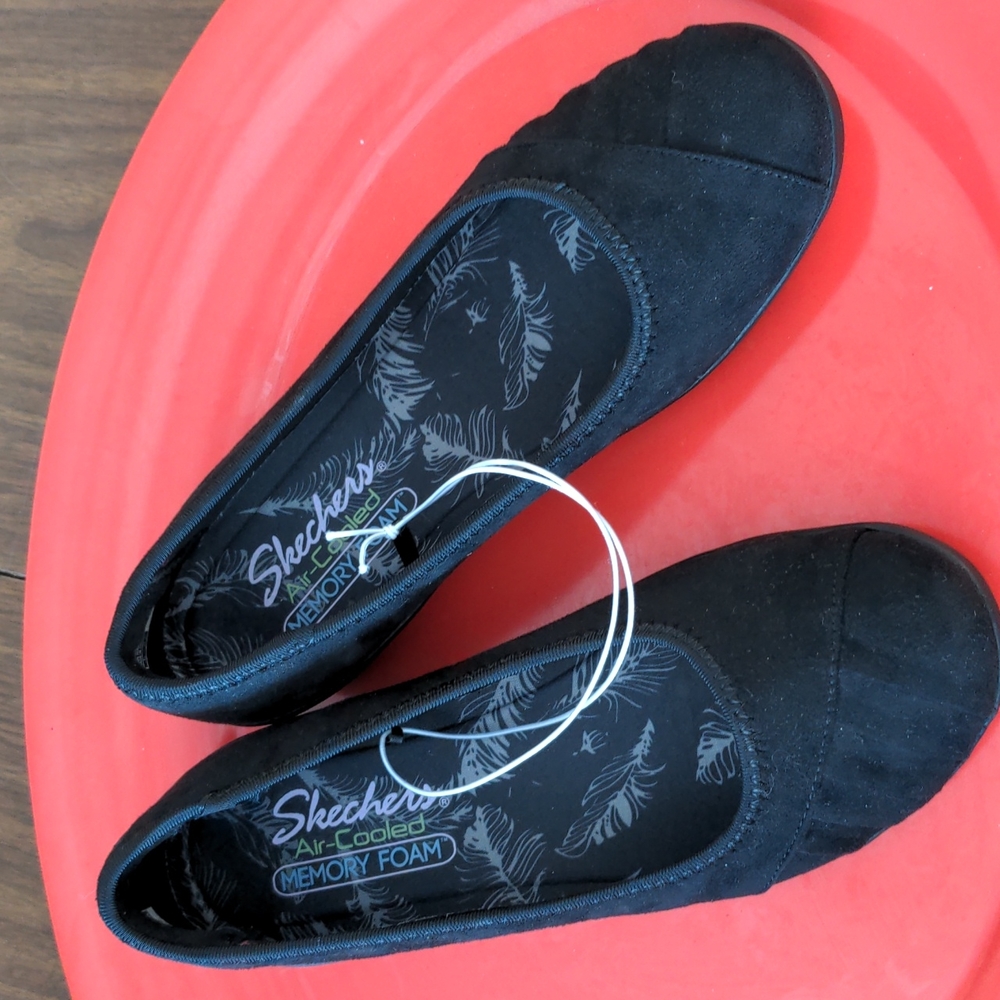 Skechers Kiss-Smooch Black 7.5 NIB